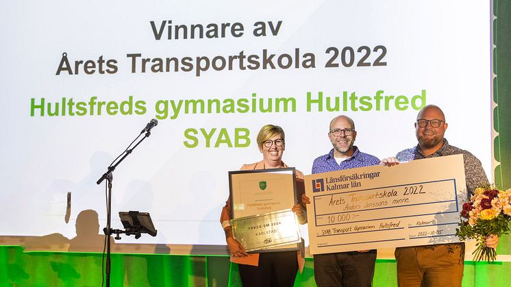 Förra årets vinnare. Tre lärare från SYAB Transportgymnasium i Hultsfred som fick priset som Årets Transportskola 2022. Från vänster: Therese Adolfsson, Fredrik Persson och RIkard Kling. Foto: Liza Simonsson.