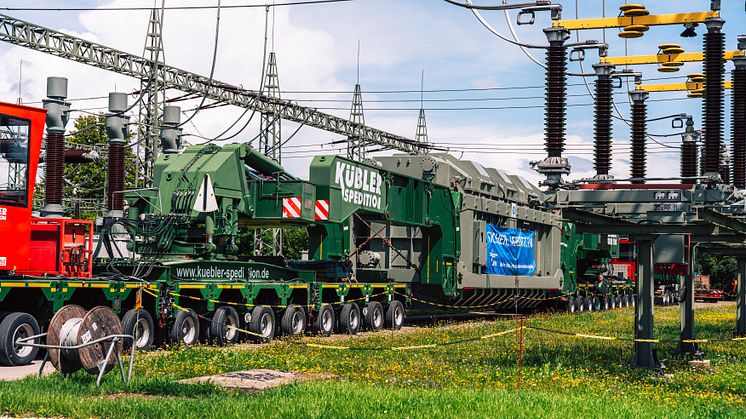 Am Samstag erreicht der zusätzliche Höchstspannungstransformator sein Ziel, das Umspannwerk Vöhringen. Der Trafo war viele Wochen auf Schiene, Wasser und Straße unterwegs. Fotos und Videos zur Berichterstattung unten auf der Seite zum Download.