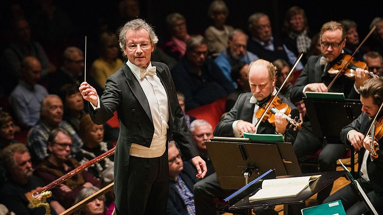 Franz Welser-Möst dirigerar Kungliga Filharmonikerna. Foto: Jan-Olav Wedin