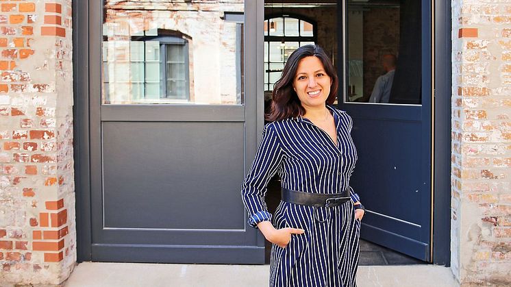 Weinbaums - Gründerin Bárbara Giménez Weinbaum vor der Produktionsstätte im Westwerk 