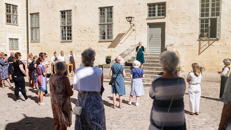 Det är en mindre skara personer som står på inre borggården, så som personal och leverantörer till utställningen. Glädjen är stor att äntligen få inviga en ny utställning på Kalmar Slott.