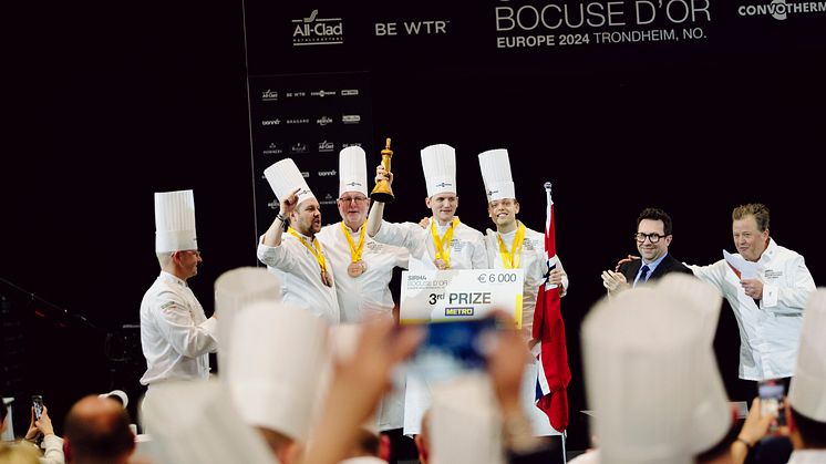 Håvard Werkland (med pokalen) jublet sammen med laget sitt etter at bronsen var sikret i Bocuse D'Or Europe. Foto: Berre