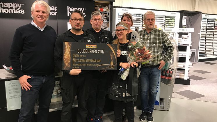 Happy Homes Luleå mottar priset av Henrik Friberg från Jotun