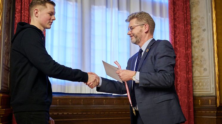 Vvs-energispecialist Lucas Barkow og overborgmester Frank Jensen