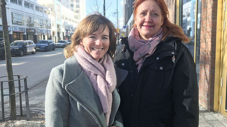 Camilla König Ekegren (t.v), verksamhetschef vid Väsby Promotion och Ann-Christin Frickner, kommunalråd (C).