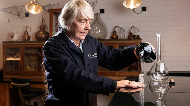 Lesley Gracie, Master Distiller på Hendrick's Gin, är invald i Gin Magazine Hall of Fame