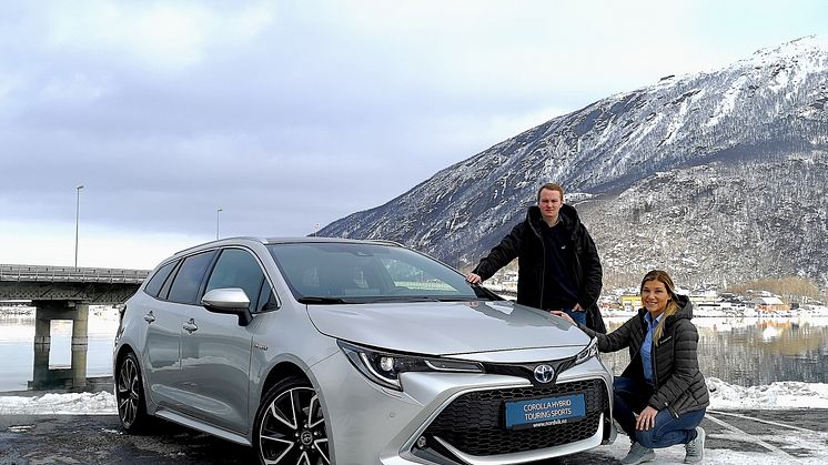 Narvik: Isak Peder Berntsen og Nina Richardsen fra Nordvik er klar for lansering av nye Corolla Hybrid.