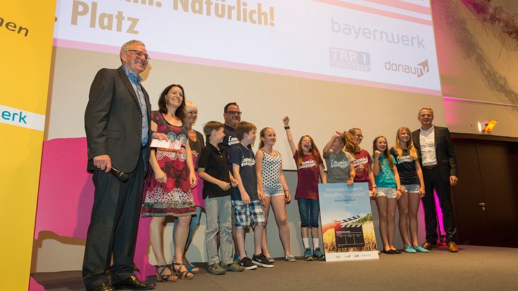 Foto Platz 1: Klasse 5b des Comenius-Gymnasiums in Deggendorf mit Ralph Thoms, Leiter der NaturVision Filmtage (links) und Christoph Henzel, Leiter des Kommunalmanagements des Bayernwerks (rechts außen)