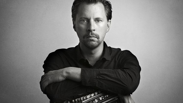 Mikael Agustsson kommer till Vara Konserthus med sin Halvt Elektrifierade Kvintett