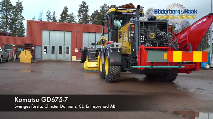 Komatsu GD675-7, som ägs av CD Entreprenad. Såld av Söderberg & Haak.