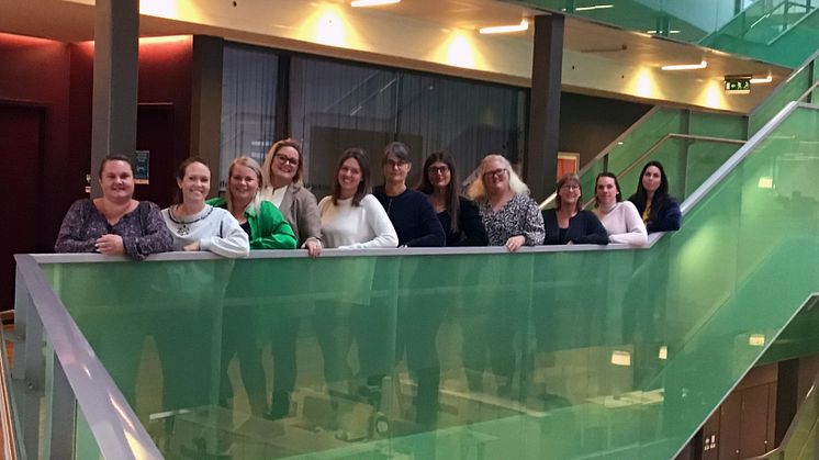 Foto: IKT-nätverket Förskolan i Södertälje. Fr v: Mikaela Hynninen, Jennie Strömvall, Ellinor Hallerström, Jessica Nilsson, Malin Hellsén, Eva Östblom, Mariam Kourie, Frida Hansson , Susanne Ivarsson, Amanda Hällqvist , Mirjam Lindberg. 
