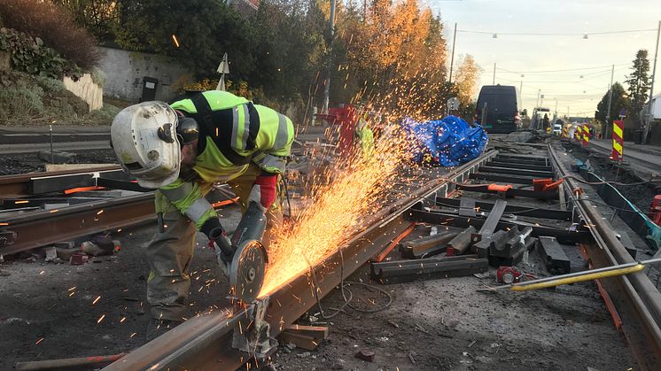 Etter støping freses kantene på trikkeskinnen slik at skjøten blir glatt og fin. I Grefsenveien mellom Platåveien og Kjelsåsalléen holdeplass er det til sammen sveiset om lag 300 skjøter.