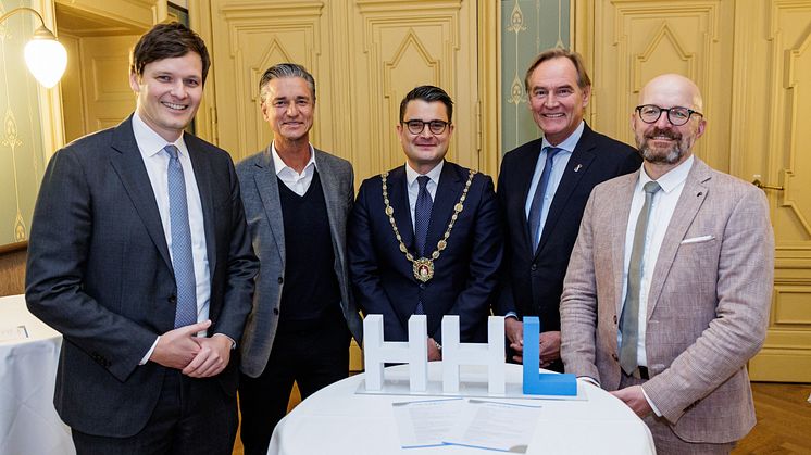Prof. Dr. Tobias Dauth (Mitte) und Gäste