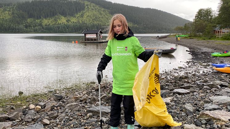 Ryttare från Åre ridskola plockar skräp på stranden i Åre, Indalsälven.