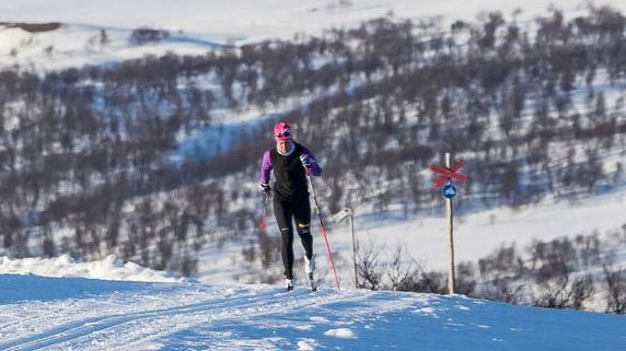 Ramundberget förlänger längdskidsäsongen med extra tidig start på försäsongen. Skidåkaren Ida Ingmarsdotter ger tummen upp och ser fram emot satsningen på tidig snö. 