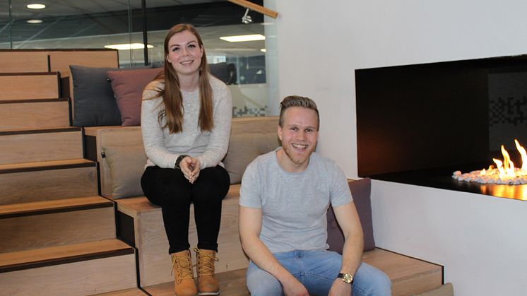 Tre måneders intensiv læring i Java og tolv måneder praksis i et av Norges ledende IT-utviklingsmiljøer gir Line Algrøy Sævold (23) og Stian Heimset (26) den kompetansen og arbeidserfaringen bedrifter ser etter. Foto: Experis Academy