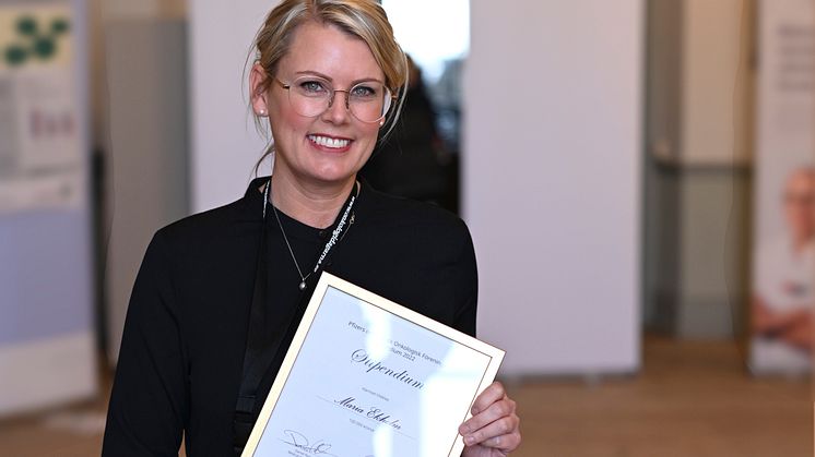 Maria Ekholm m diplom liggande