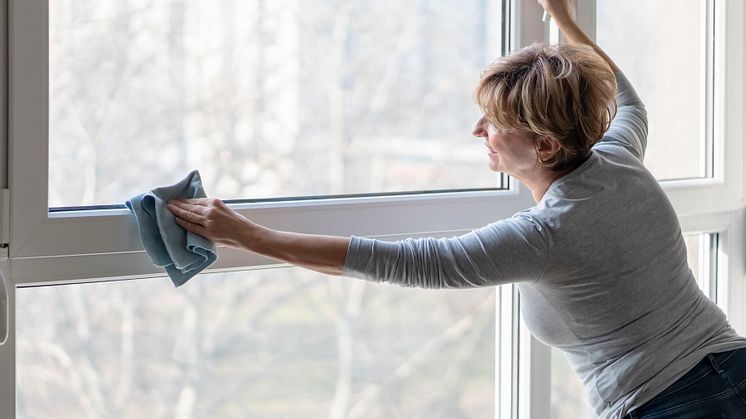 Staubwischen, Fensterputzen und Co. Der Haushalt hält ein abwechslungsreiches Bewegungsprogramm bereit. Damit Recken und Strecken schmerzfrei bleiben, kann doc Ibuprofen Schmerzgel dabei unterstützen. / Bild: GettyImages /	BakiBG