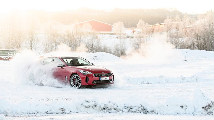 kia_stinger_awd_1_hi