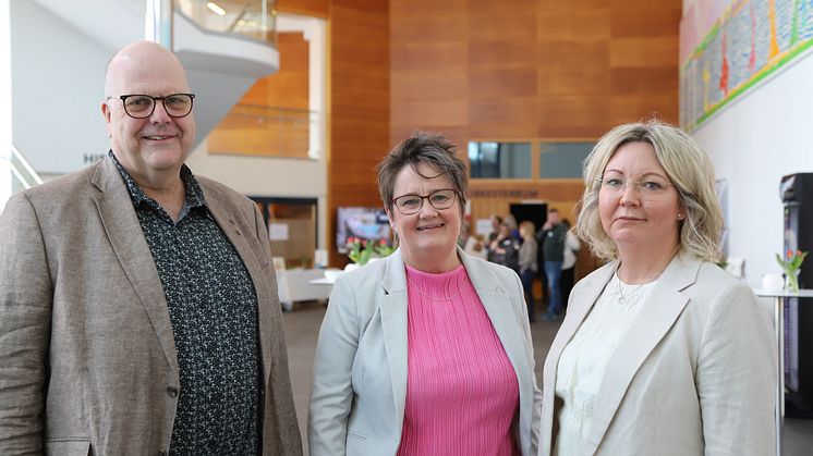 Sven-Gösta Pettersson, socialnämndens ordförande, Ewa Karlsson Sjölander, verksamhetsutvecklare, och Eva Börjesson Öman, socialchef, var alla nöjda med mässdagarna. Foto: Helene Markström