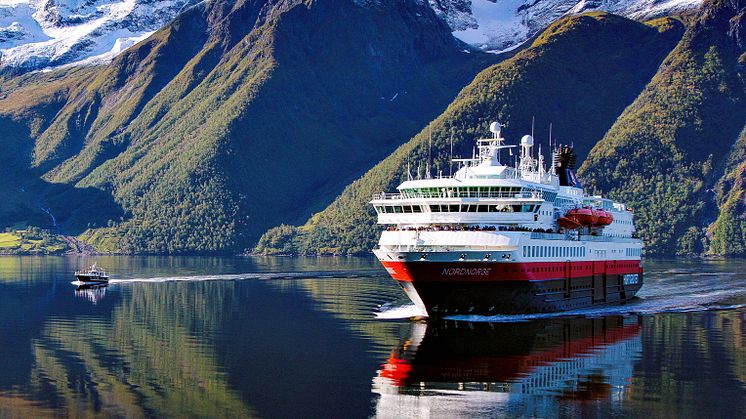 MS Nordnorge i Hjørundfjorden. Foto: Fabrice Milochau / Hurtigruten Norway