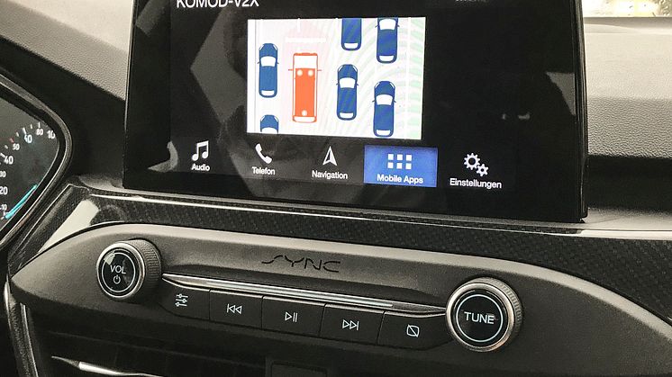 Új Ford technológia segít majd a megkülönbözteteő jelzéssel haladó járműveknek