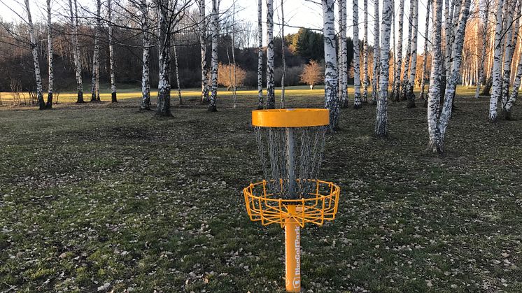 Väntans tider. Kyrkogårdsförvaltningen har tagit över Järva DiscGolfPark och vill inte inte låta världens bästa bana öppna trots att det är minst ett år kvar till byggstart för begravningsplatsen.