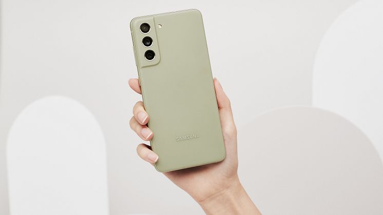 Samsung Galaxy S21 FE i färgen Olive