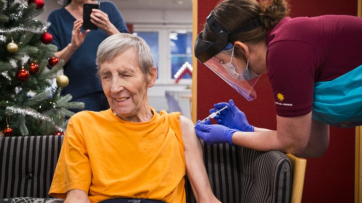 Lennart Gustafsson på Ruds trygghetsboende i Karlstad blev den första värmlänningen att vaccineras mot covid-19. Foto: Øyvind Lund.