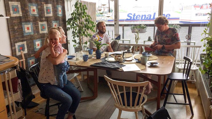 På besök hos Emma och Axel