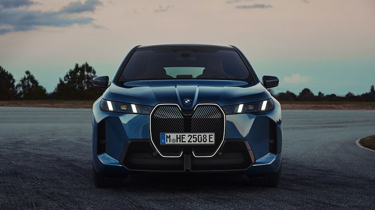 BMW iX xDrive60 i farven Arctic Race Blue og BMW Iconic Glow