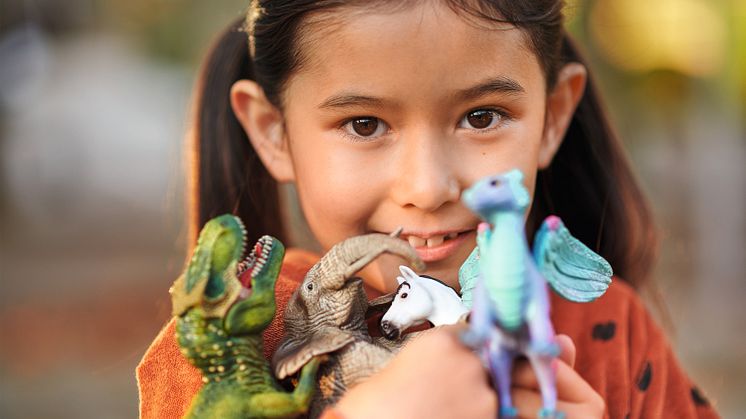 Bilanz 2022_Kind mit Figuren (c) Schleich