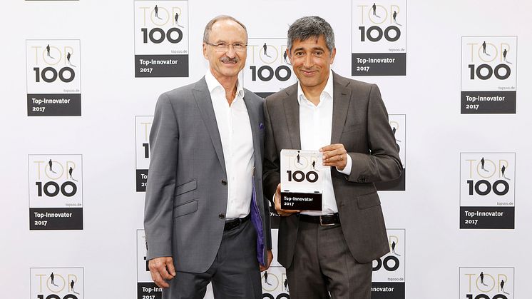 aeris-Gründer Josef Glöckl mit Top 100-Mentor Ranga Yogeshwar bei der  Übergabe der Top 100-Auszeichnung.