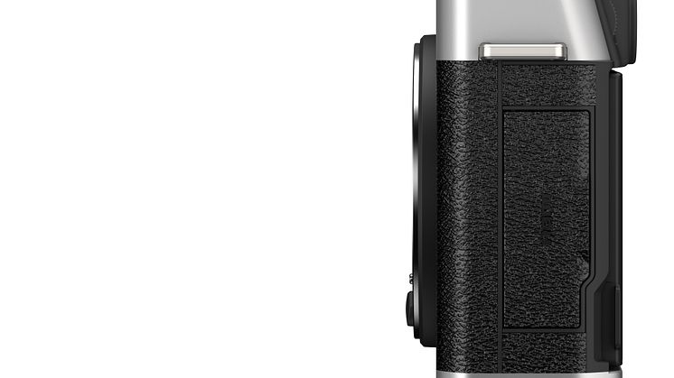 X-E4_sideUSB_close_silver