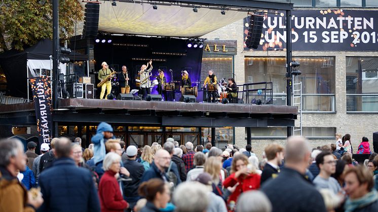 Förra årets Kulturnatt med Kaxophonic på scen. Foto: Martin Olson