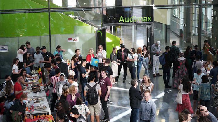 Beim Internationalen Nachmittag stellen Studierende und Mitarbeitende der TH Wildau am 11. Mai 2023 ihre Heimatländer mit kulinarischen Spezialitäten, Traditionellem und Infomaterial vor. (Bild: TH Wildau)