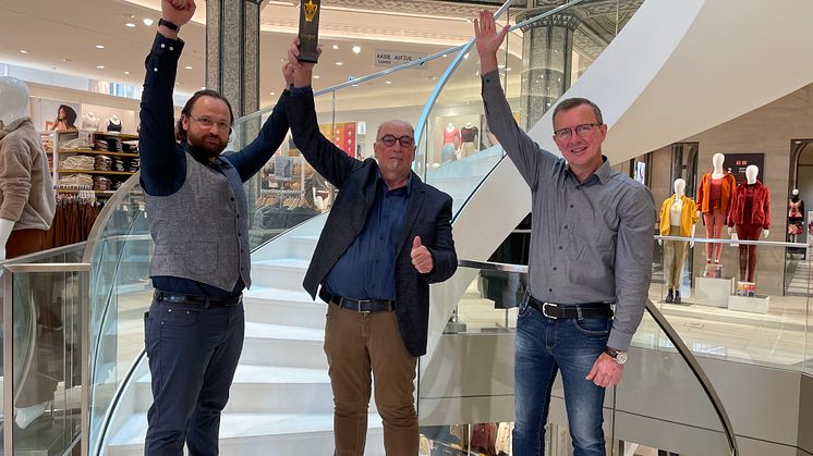 Artur Schiller, Jürgen Krack und Peter Wedel (von links) freuen sich über den Deutschen Metallbaupreis, den das Unternehmen bereits zum zweiten Mal für sich entscheiden konnte