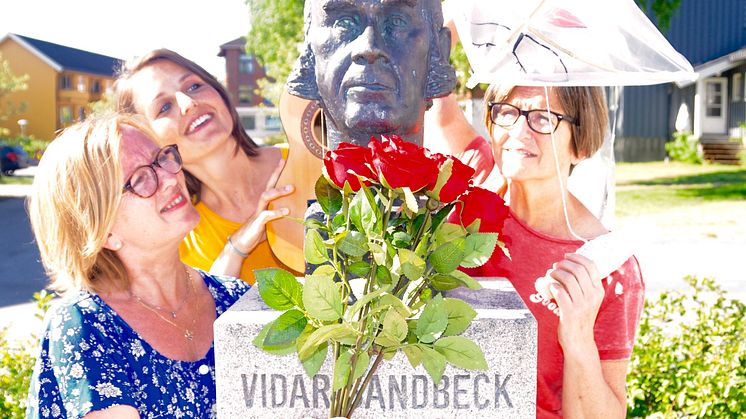 KLARE: Guri Helseth, Hanne K. Medlien og Turid J. Athammer ved Enhet Kultur i Åmot kommune gleder seg til Sandbeckdagene. (Foto: Erik Larsen)