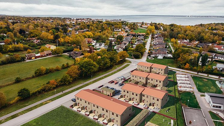 Färjestaden växer: säljstart för familjevänliga radhus i Brf Åkerblomman