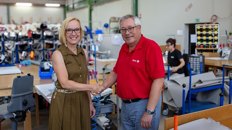 Claudia Staber, neue Chief Marketing Officer, und Markus Glatz, VRP und Eigentümer der Glatz AG, in der hauseigenen Näherei in Frauenfeld, Schweiz.