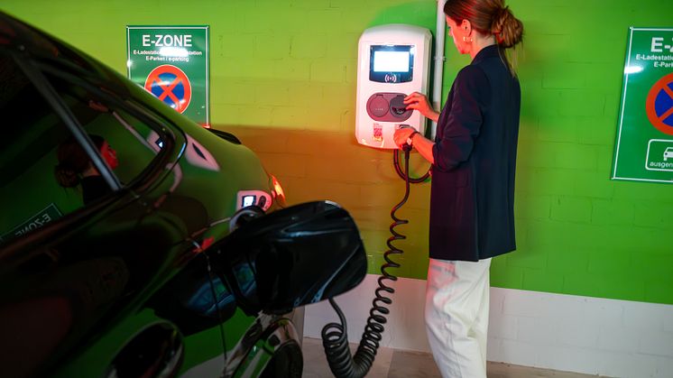 Einfach und sicher: In der Tiefgarage des Maritim Airport Hotel Hannover stehen Gästen neue umweltfreundliche Strom-Tankstellen zur Verfügung.