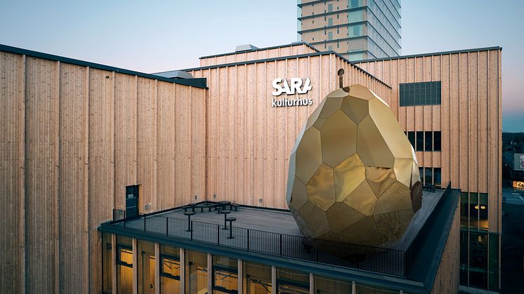 Solar Egg av Bigert & Bergström för Riksbyggen landar på Sara kulturhus Norra terrass i Skellefteå. Bilden är ett montage. Fotografer: Solar Egg: Jean Baptiste Béranger,  Sara Kulturhus: Johan Wennerström