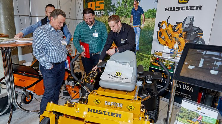 Maschinen und Menschen – Auf dem Motoristen-Kongress führten die Besucher und Herstellervertreter gute Gespräche über Trends und Technik.   