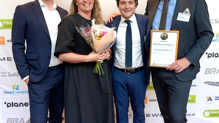 Kollegorna Felix Carlsson, Mia Ström, Emil Fäldt och Jens Lyckman var på plats för att mottag priset.