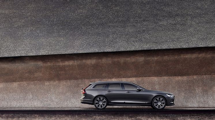 Volvo V90 Recharge T8 plug-in hybrid i Platinum Grey