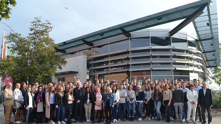 ProfessorInnen und Studienstarter vor der schmucken Hochschul-Aula. Foto: Franz Motzko