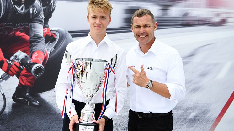 Nicklas Nielsen og Tom Kristensen med pokalen fra den flotte andenplads i Zandvoort