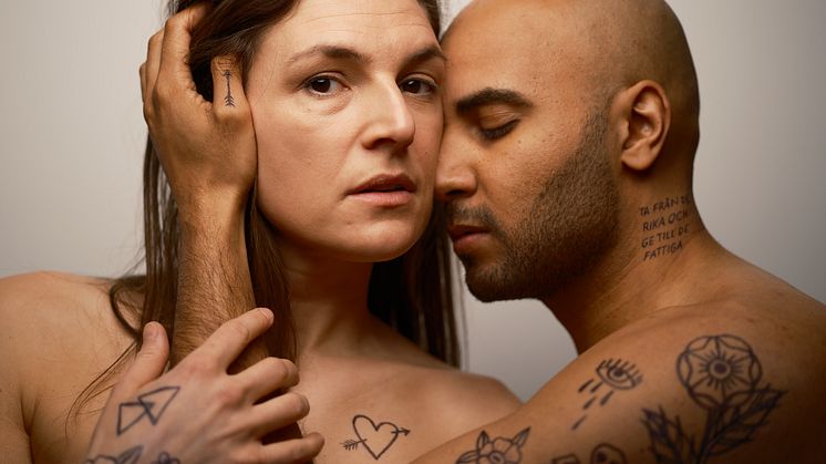 Sandra Stojiljkovic (Marion) och Magdi Saleh (Robin) i Robin Hoods hjärta. Foto Johan Sundell