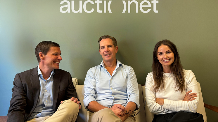Måns Alfvén (CEO Alfvén & Didriksson) och Therese Östansjö Moberg (Investment Manager Alfvén & Didriksson) på var sin sida om Niklas Söderholm (CEO Auctionet).