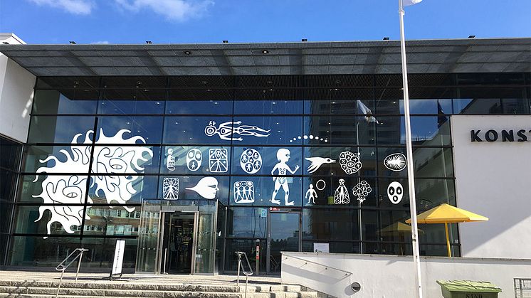 Nytt konstverk tar över fasaden på Haninge kulturhus